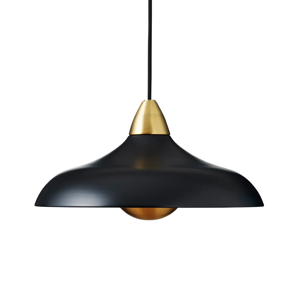 Urban Wide Ø36 Schwarz hängelampe Von Superliving - Versch&ouml;nern Sie Ihr Zuhause mit der modernen Pendelleuchte Urban Wide, einer stilvollen Kombination aus mattschwarzer Oberfl&auml;che und eleganten Messingdetails.