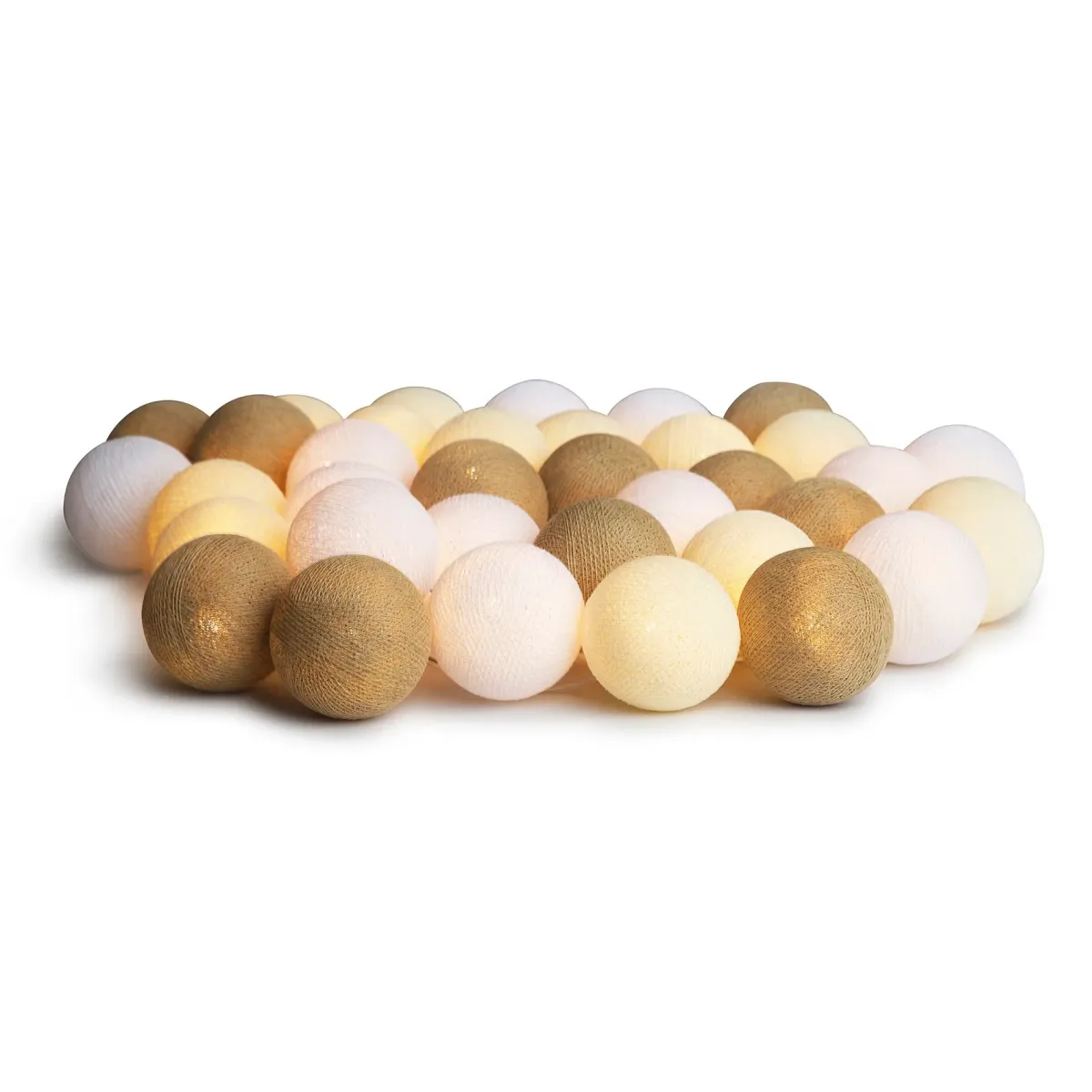 Irislights Creamy White 20-lights Beige Von Irislights - Die Lichterkette besteht aus Kunststoff und hat handgefertigte Kugeln aus Baumwolle und Polyester, die beim Leuchten ein angenehmes, weiches Licht abgeben.