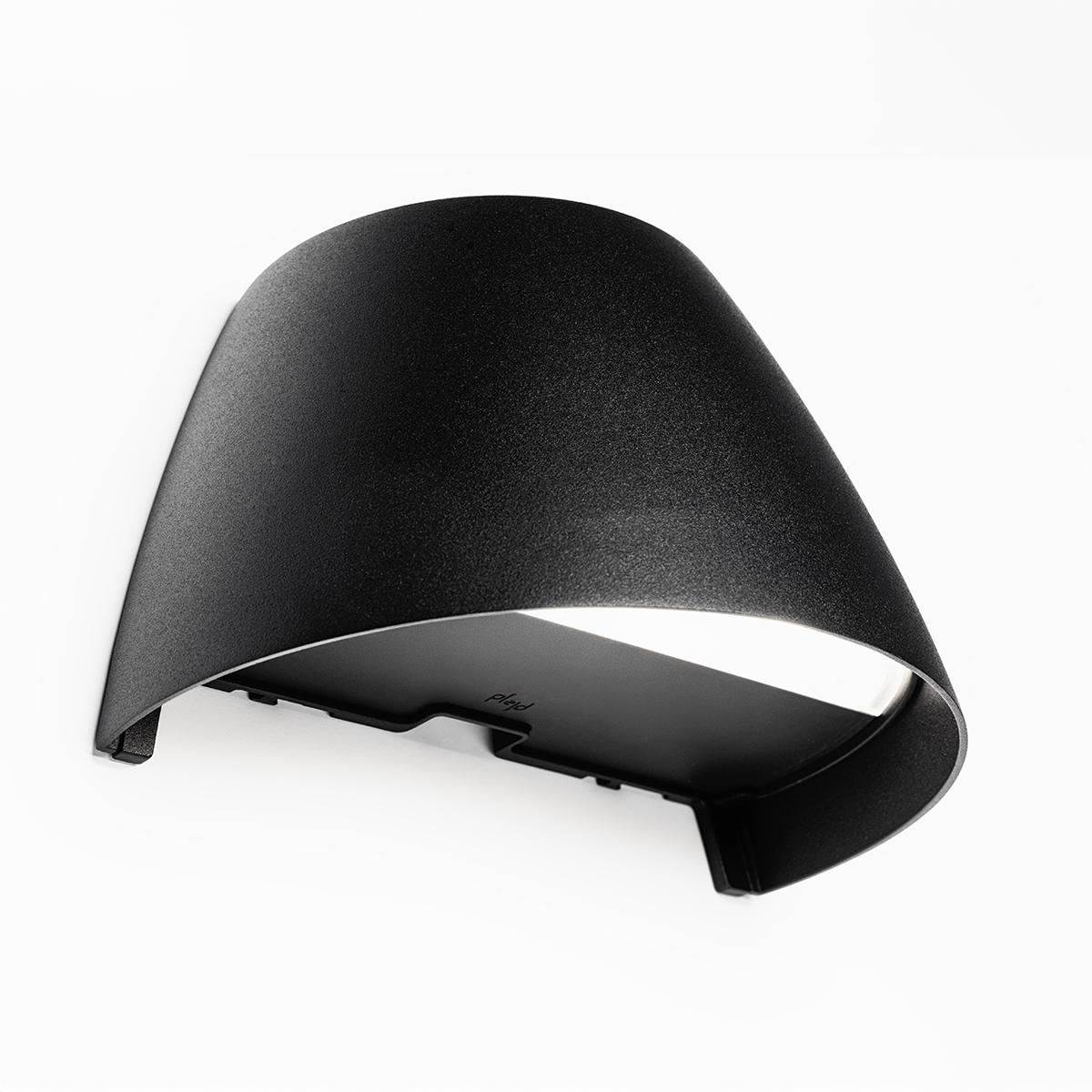 Wandleuchte OUT-02 Schwarz Von Plejd - OUT-02 ist eine intelligente Wandleuchte f&uuml;r den Au&szlig;enbereich mit einstellbarem Wei&szlig; und integrierter LED, die sich beispielsweise f&uuml;r die Beleuchtung von Fassaden eignet.