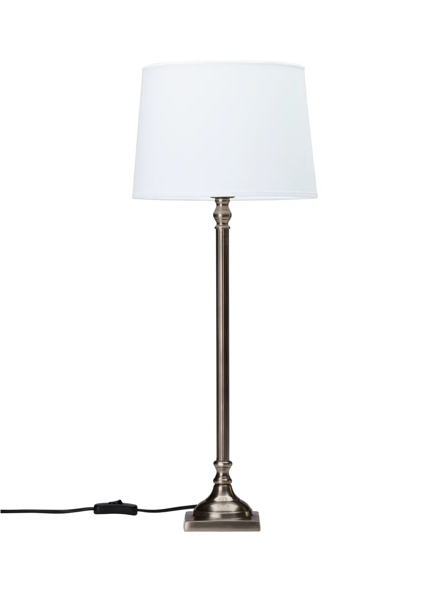 Margot 63cm Antikes Silber tischlampe Von PR Home - Der Lampensockel ist 41 cm hoch und 10,5 cm tief und verf&uuml;gt &uuml;ber ein 1,6 m langes schwarzes Kunststoffkabel mit Netzschalter.