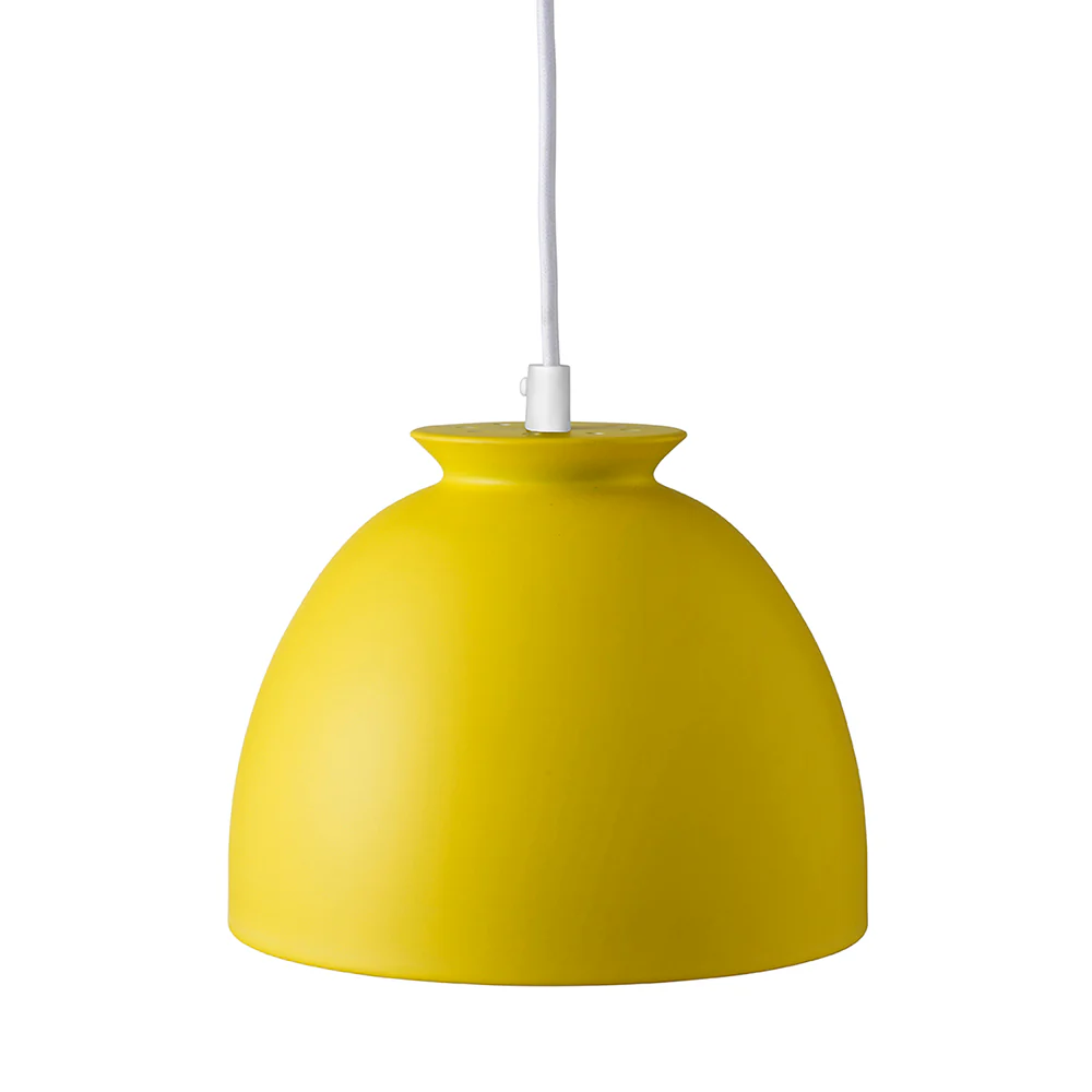 Bloom Ø23 Gelb hängelampe Von Superliving - Die Lampe hat ein mattgelbes Finish und ein weißes Textilkabel für ein elegantes Aussehen.