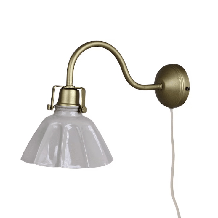 Margareta Ø18 Messing wandlampe Von Strömshaga - Kleine Wandleuchte mit beigem Blechschirm und Messingsockel.