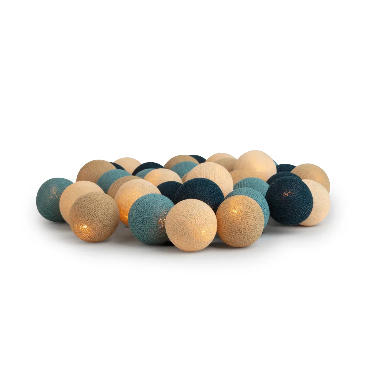 Irislights Atlantic Ocean 35-lights Mehrfarbig Von Irislights - Die elegante Lichterkette Atlantic Ocean von Irislights besteht aus handgefertigten Baumwollkugeln und handgef&auml;rbtem, d&uuml;nnem Garn.