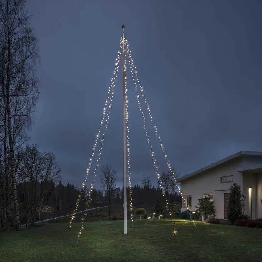 Flaggenmast-Beleuchtung Warm White10m Schwarz Von Konstsmide - Fahnenmastschleife mit 5 Schleifen und 100 LED-Leuchten in warmweißem Licht – Perfekt, um im Garten einen atemberaubenden Weihnachtsbaum zu gestalten.