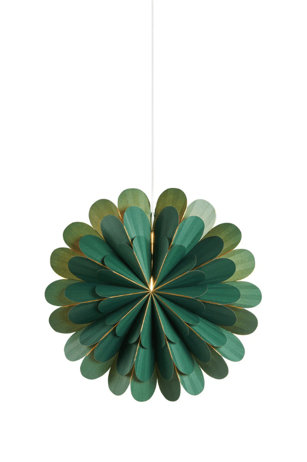 Marigold Ø45 Grün Von Markslöjd - Mit seinem sch&ouml;nen gr&uuml;nen Papierschirm vermittelt er ein weiches und modernes Gef&uuml;hl, das einen sch&ouml;nen Kontrast zu den traditionelleren Weihnachtssternen bildet.