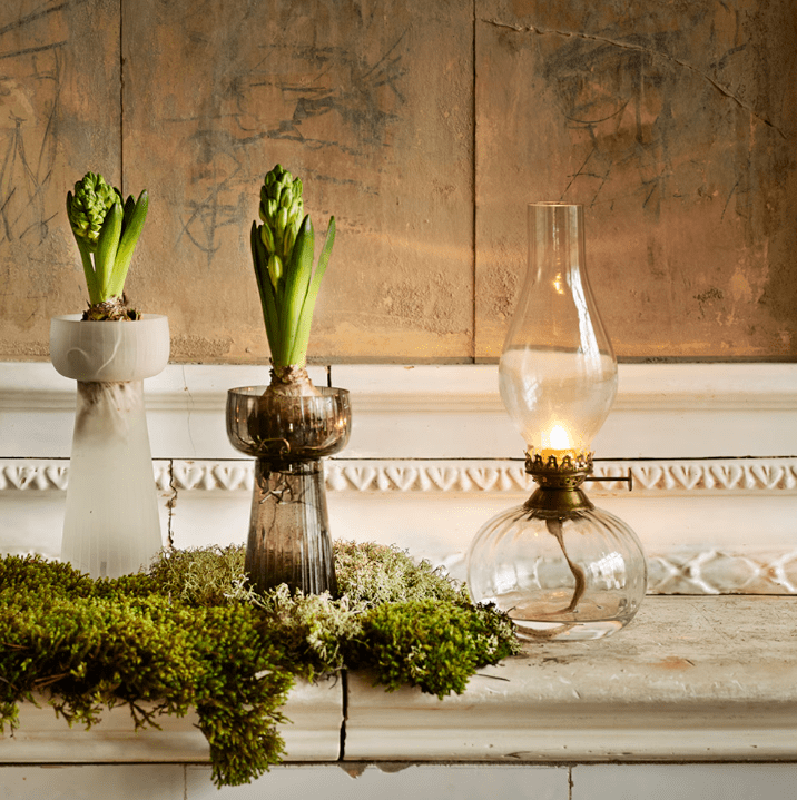 Kerosene lamp elisabeth round small Transparent Von Strömshaga - Runde Petroleumlampe aus klarem Glas mit Streifen, Brenner aus antikfarbenem Messing und Brennerrohr aus klarem Glas.