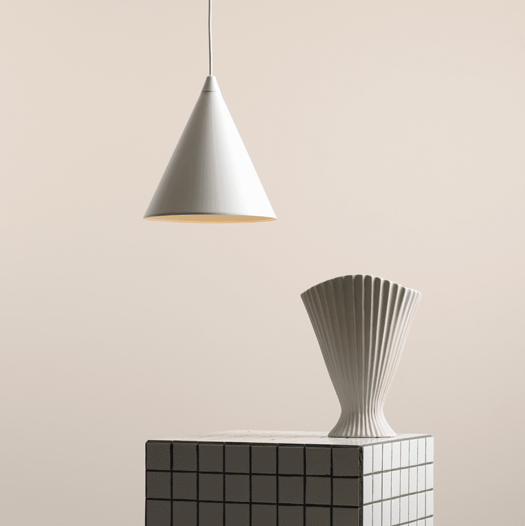 Form Ø24 Weiß hängelampe Von Artera - Platzieren Sie sie über dem Esstisch, in der Küche oder im Wohnzimmer und schaffen Sie einen klaren und eleganten Look mit angenehmem, nach unten gerichtetem Licht.