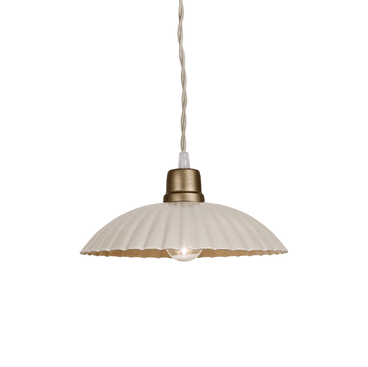 Ingrid Groß Ø24 Beige fensterlampe Von Strömshaga - Beige Deckenleuchte aus Blech mit plissiertem Schirm und naturfarbenem gedrehtem Textilkabel.