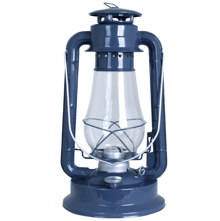 Storm Lantern big Blau Von Strömshaga - Eine Laterne im klassischen Design, die perfekt ins Bootshaus, auf die H&uuml;tte oder an den Strand passt und f&uuml;r maximale Gem&uuml;tlichkeit sorgt.