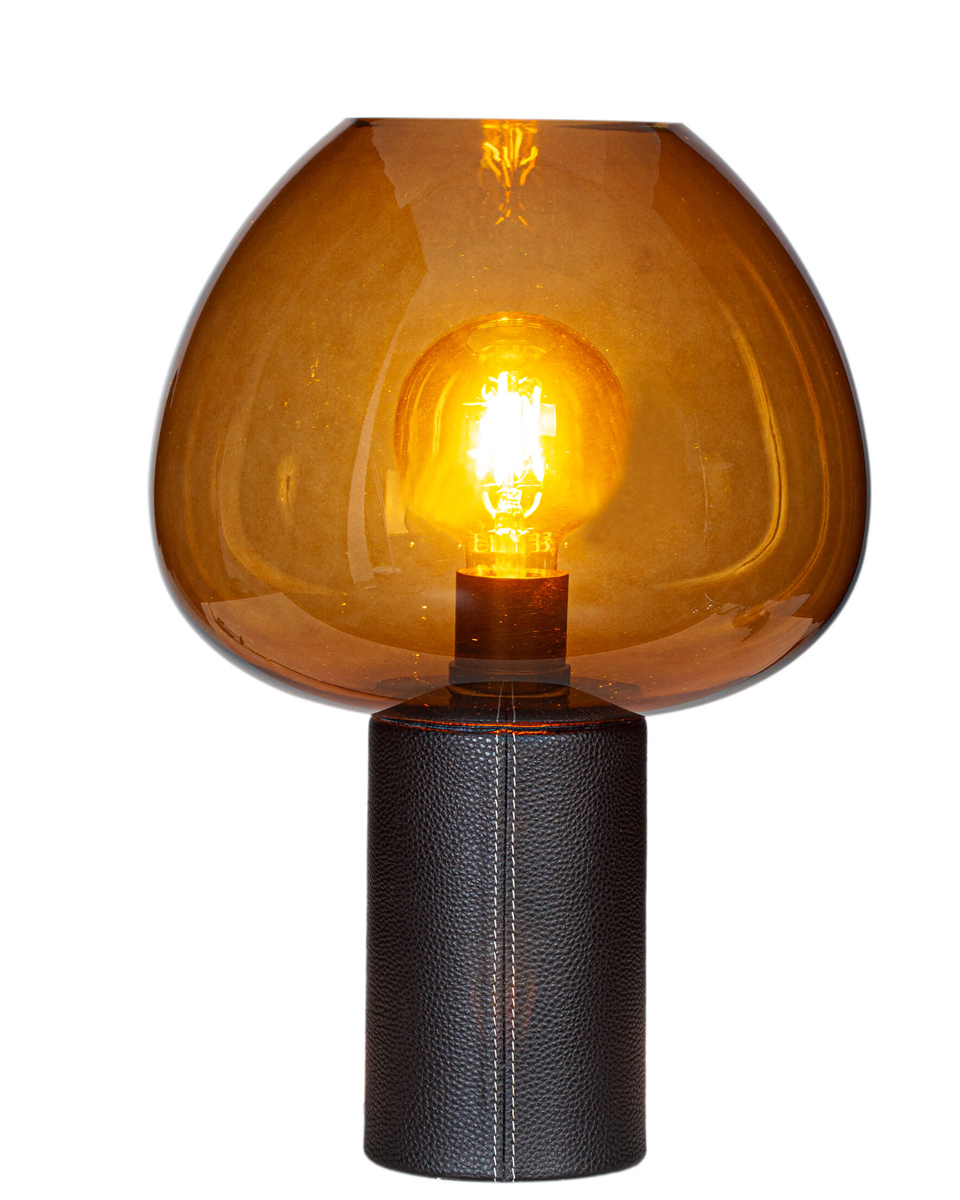 Cozy 42cm Brandy tischlampe Von By Rydéns - Die gem&uuml;tliche Tischlampe hat einen Lampenfu&szlig;, der mit schwarzem Kunstleder &uuml;berzogen ist und eine klare Naht aufweist.