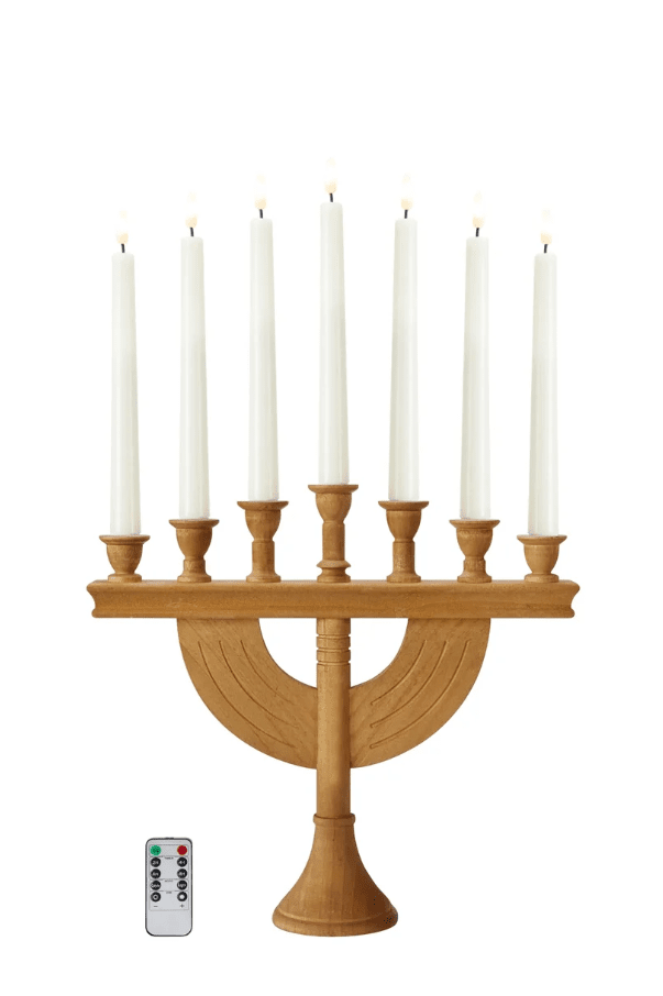Torpa 7L Brauner Fleck Von Markslöjd - Dank Timer (2, 4, 6 oder 8 Stunden) und kabellosem Design ist der Kerzenst&auml;nder flexibel in Ihrem Zuhause zu platzieren.