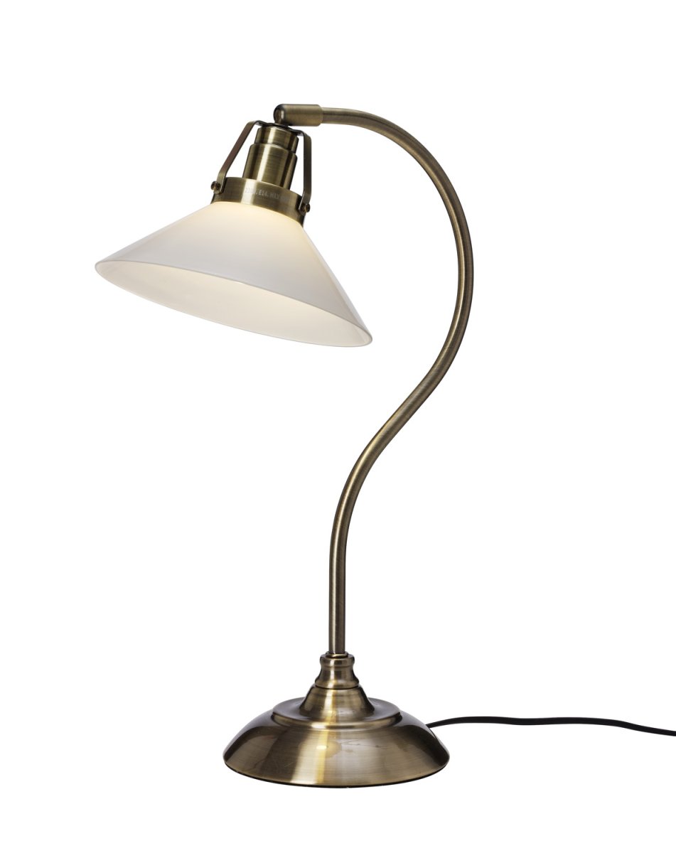 Skomakare 47cm Antikes Messing tischlampe Von Cottex - Shoemaker-Tischlampe in Antikmessing mit verstellbarem, opalweißem Glasschirm für flexible Beleuchtung.
