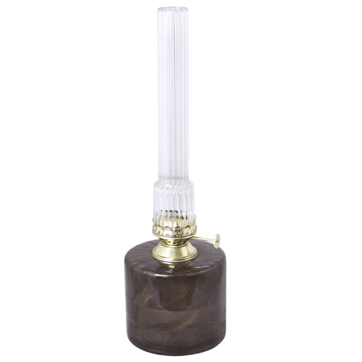 Kerosene lamp elvira big Dunkelbraun Von Strömshaga - Die Lampe besteht zu 50&ndash;60 % aus recyceltem Glas und passt zu Docht Artikelnummer 116210 und Brennern mit den Artikelnummern 139420G oder 121810G.