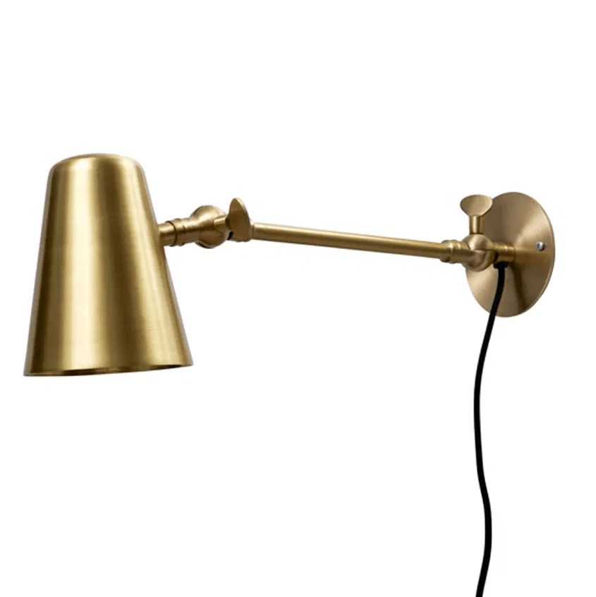 Vala Long 42cm Mattes Messing wandlampe Von H. Skjalm P - verf&uuml;gt &uuml;ber einen verstellbaren Schirm und einen verl&auml;ngerten Arm, sodass Sie das Licht perfekt dorthin lenken k&ouml;nnen, wo Sie es haben m&ouml;chten.