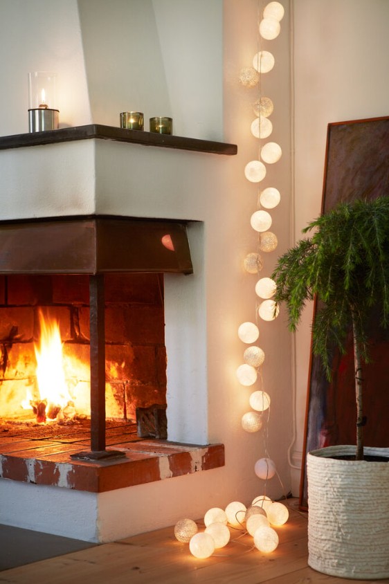Irislights Silver 35-lights Silber Von Irislights - Die elegante silberne Lichterkette von Irislights ist eine wundersch&ouml;ne Lichtquelle aus handgefertigten Kugeln aus Baumwolle und Polyester.