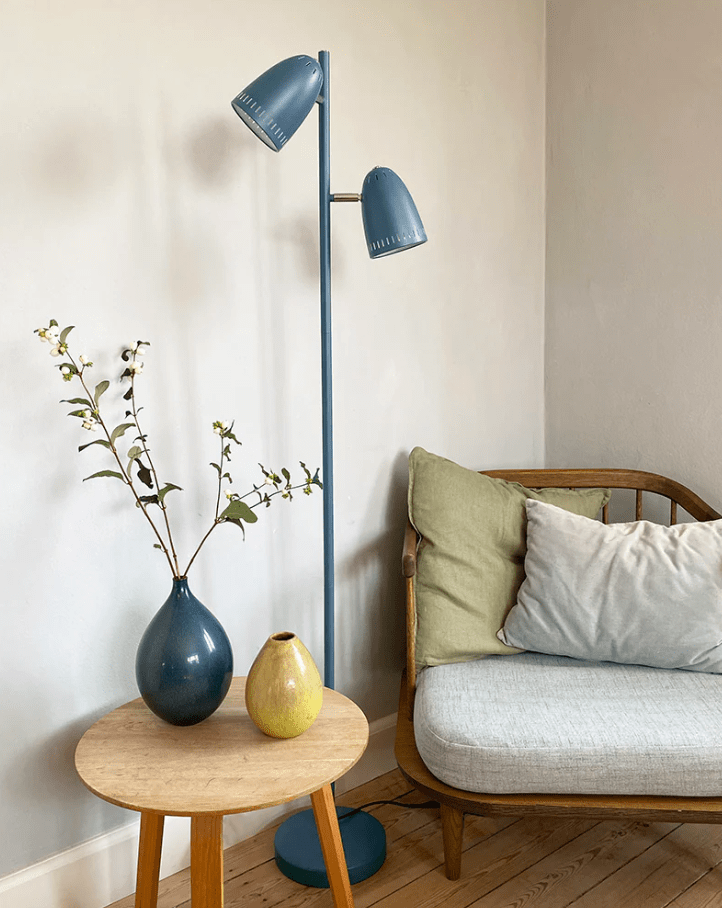 Dynamo 2 Blau stehlampe Von Superliving - Die Schirme lassen sich um volle 345&deg; neigen und drehen, sodass Sie das Licht ganz einfach genau dorthin lenken k&ouml;nnen, wo Sie es ben&ouml;tigen &ndash; perfekt als Leselampe oder stimmungsvolle Beleuchtung im Wohnzimmer.