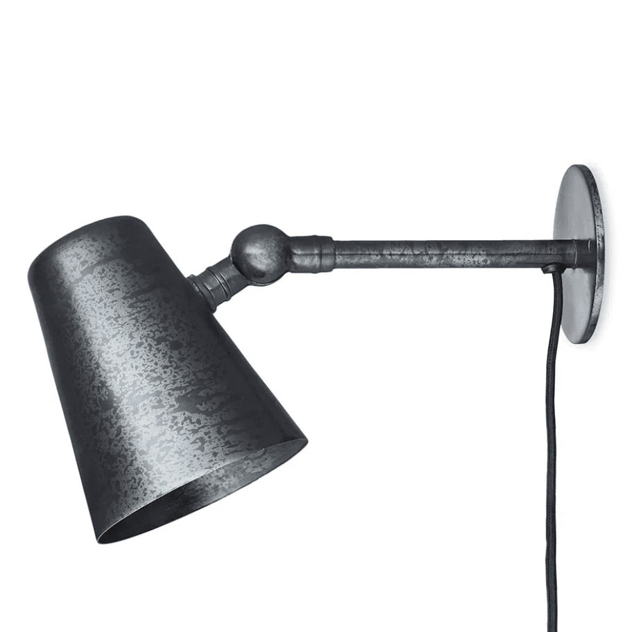 Vala Antikschwarz leselampe Von H. Skjalm P - W&auml;hlen Sie eine Wandleuchte in r&aring; Metall ist eine klassische und funktionale Lampe mit verstellbarem Schirm, hergestellt von H.