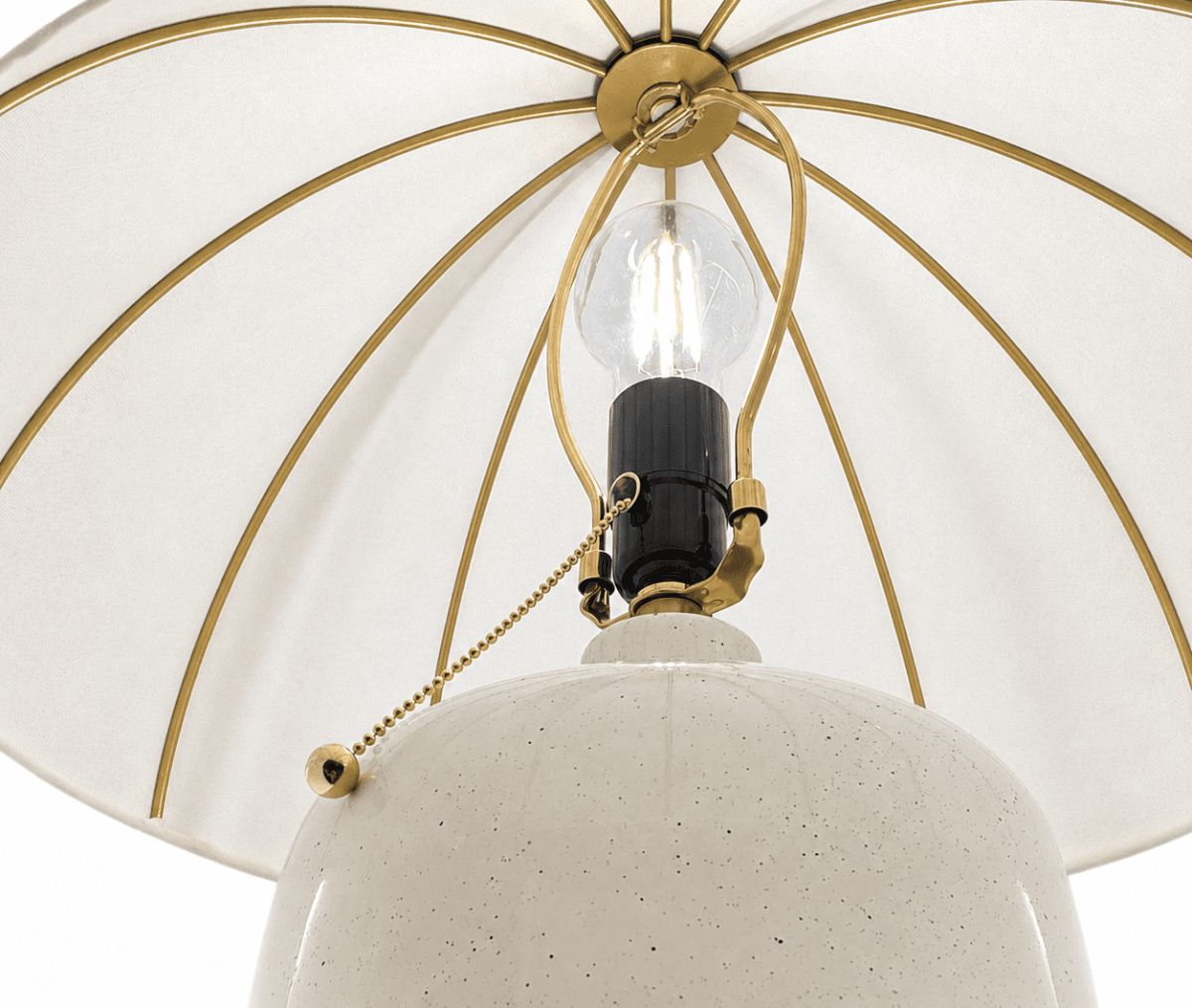 Crosby 70cm Cremeweiß tischlampe Von Elstead Lighting - Der Stoff l&auml;sst das Licht durch und verleiht der Lampe ein angenehmes Leuchten, w&auml;hrend die Form des Lampenschirms selbst zum dekorativen Element wird.