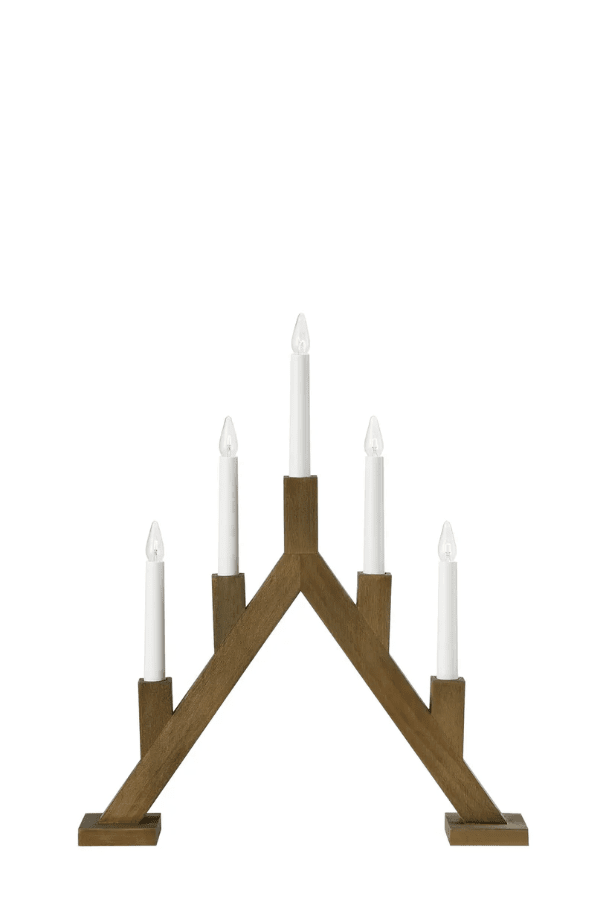 Bjurfors 5L Brauner Fleck Von Markslöjd - Der Kerzenst&auml;nder hat einen Sockel aus dunkel gebeiztem Holz und f&uuml;nf wei&szlig;e Kerzen, die einen sch&ouml;nen Kontrast bilden.