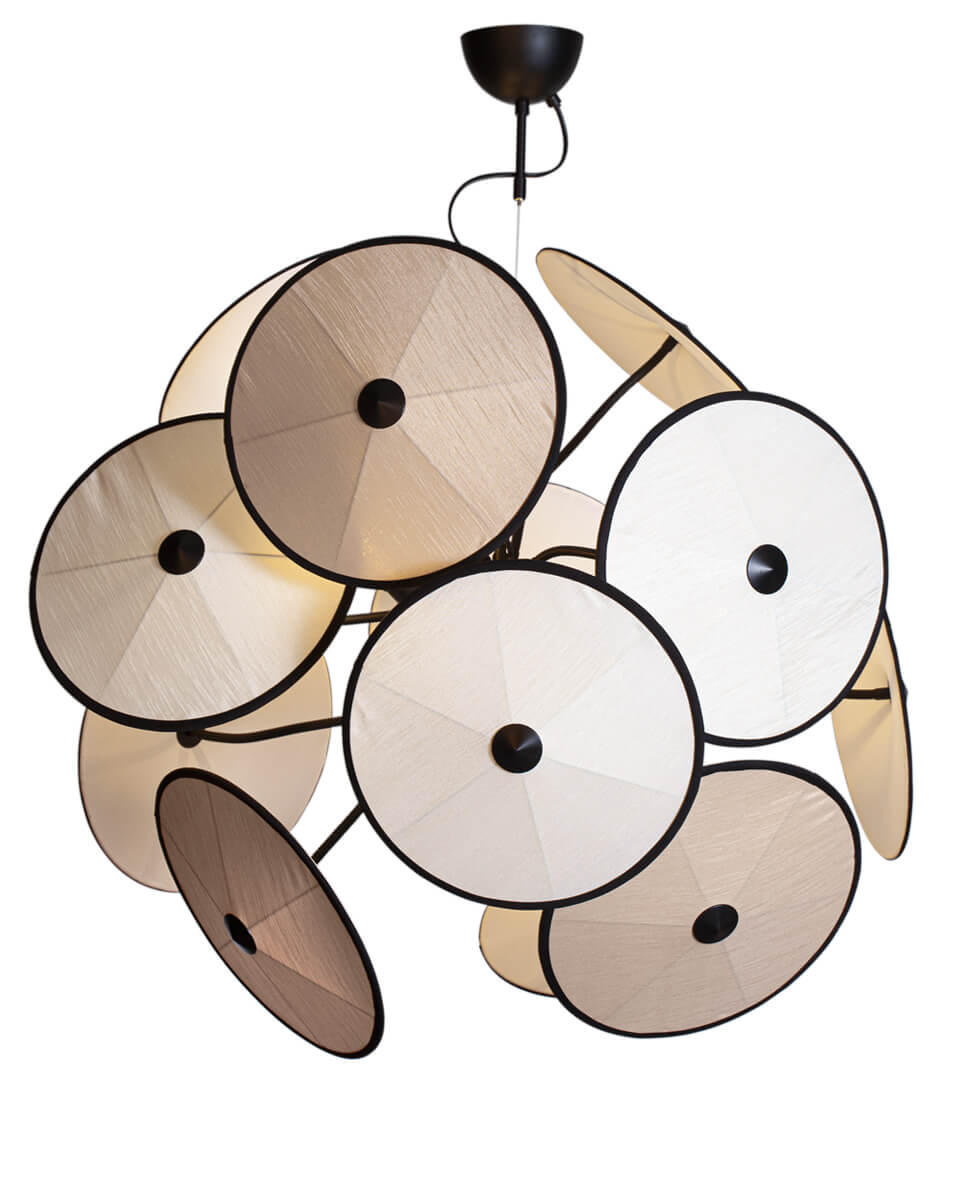 Cappello Ø82 Beige hängelampe Von By Rydéns - Die 12 schwarzen Flexarme geben Ihnen die Freiheit, die Lampe nach Ihren W&uuml;nschen zu formen und machen sie so zu einem einzigartigen Einrichtungsdetail.
