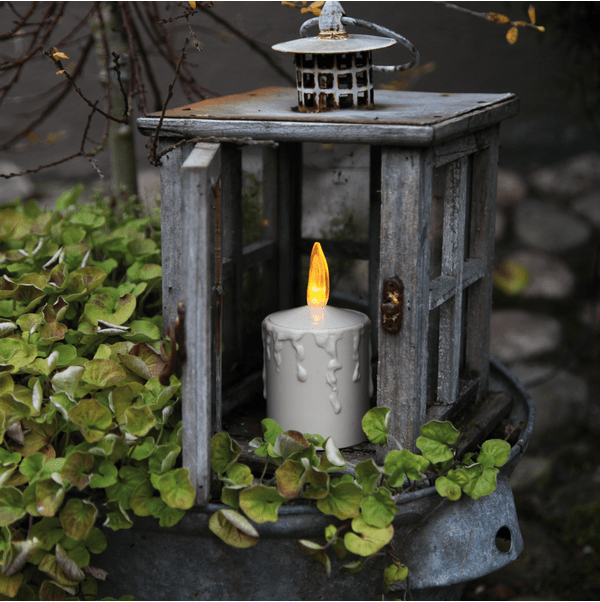 LED Kerze Paula Beige Von Star Trading - Die Kerze weist Details auf, die an flie&szlig;endes Kerzenwachs erinnern sollen.