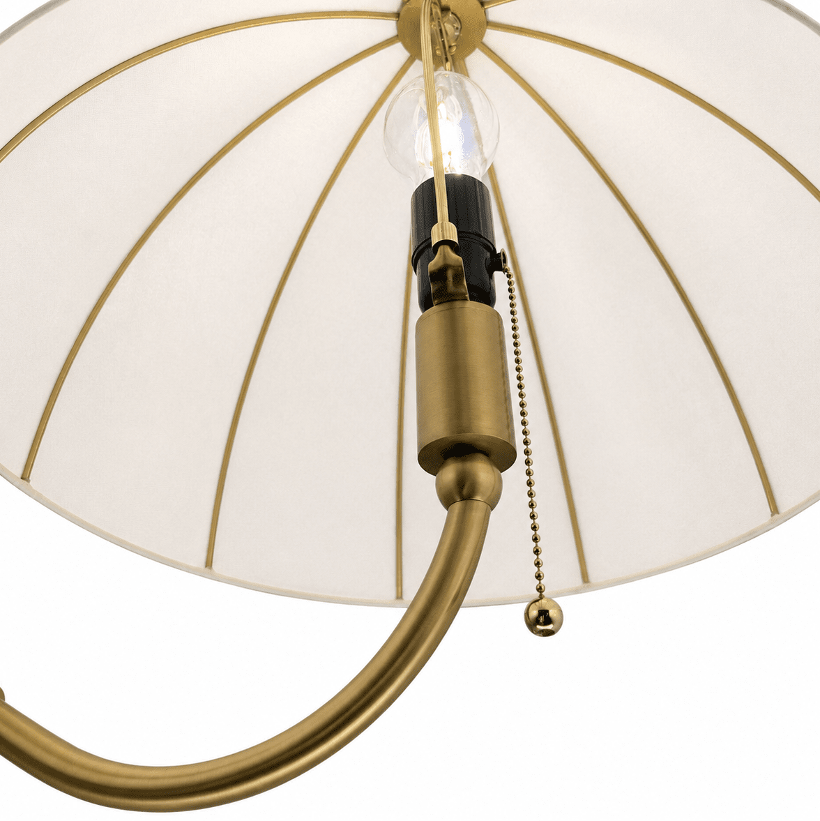 Crosby Gebürstetes Gold stehlampe Von Elstead Lighting - Der gew&ouml;lbte Schirm aus d&uuml;nnem, leichtem Stoff l&auml;sst das Licht angenehm durch und sorgt f&uuml;r ein warmes, sanftes Licht.