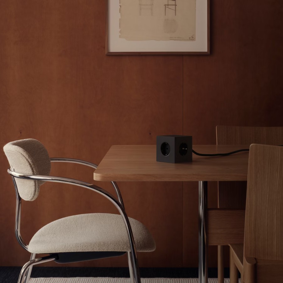 Square 1 with 30W Dual USBC & Magnetic base, 3m Schwarz Von Avolt - Steckdosenleiste von Avolt im stylischen Design mit langem PVC-Kabel, einem W&uuml;rfel aus recyceltem Kunststoff und einer Magnetplatte an der Unterseite zum Aufh&auml;ngen an der Wand.