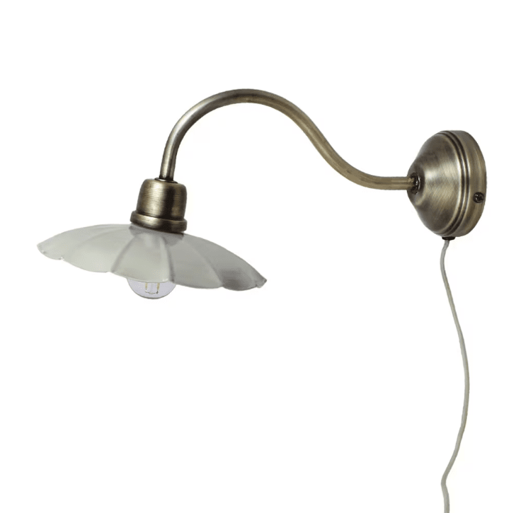 Gustav Ø20 Mint/Antikmessing wandlampe Von Strömshaga - Gustav ist eine elegante Wandleuchte mit klassischem Flair und dekorativen Details.