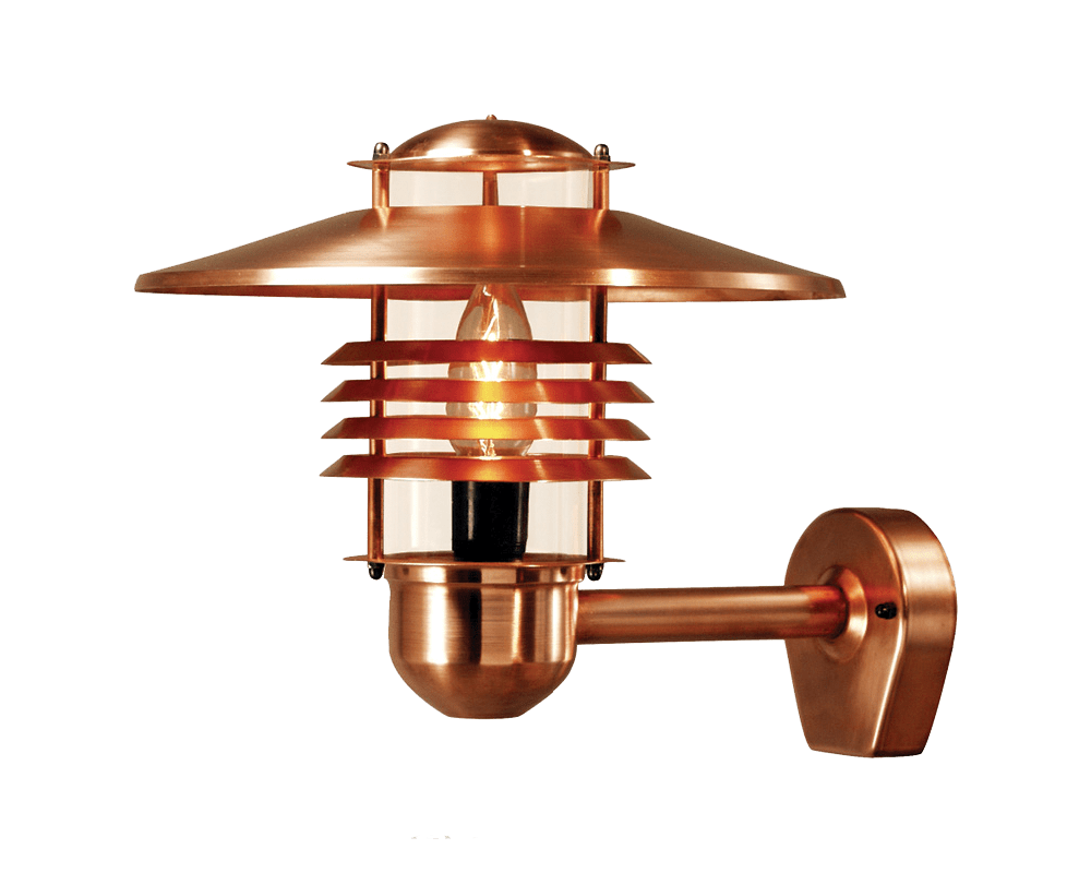 Arnäs Kupfer außenlampe Von Westal - Arns Wandleuchte ist eine stilvolle Leuchte mit einem runden Lichtmuster und einem klaren Glasschirm, der die Lichtquelle umgibt.