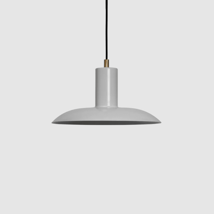 Vega Ø25 Mattgrau hängelampe Von H. Skjalm P - Die Pendelleuchte Vega ist eine stilvolle Lampe in Mattgrau; Metall mit Messingdetails, die ein breites und weiches Licht abgeben und eine warme und einladende Atmosphäre schaffen.