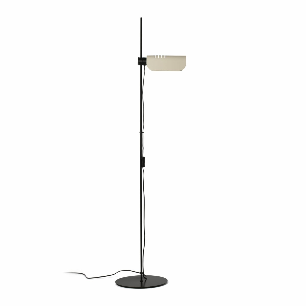 Martinica Beige stehlampe Von Faro Barcelona - Mit einer E27-Fassung und robuster Konstruktion ist Martinica stilvoll und praktisch zugleich &ndash; die perfekte Wahl f&uuml;r alle, die Charakter, Qualit&auml;t und kreative Beleuchtung verbinden m&ouml;chten.