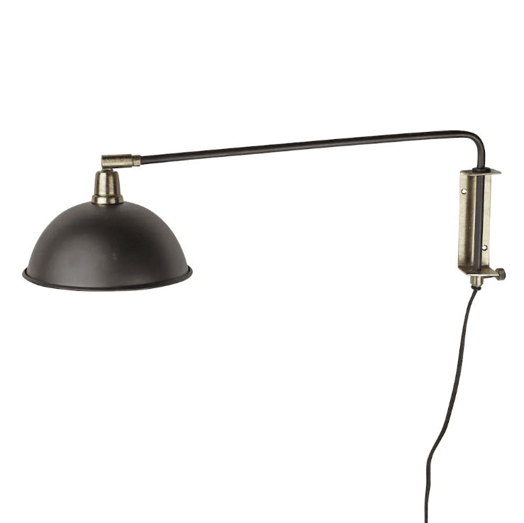 Kerstin 44cm Schwarz wandlampe Von Strömshaga - Wandleuchte aus schwarzem Metall mit verstellbarem Kopf und dekorativen Messingdetails.