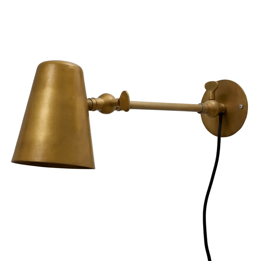 Vala Long 42cm Rohmessing wandlampe Von H. Skjalm P - hat einen verstellbaren Schirm und einen verl&auml;ngerten Arm, sodass Sie das Licht perfekt dorthin lenken k&ouml;nnen, wo Sie es haben m&ouml;chten.