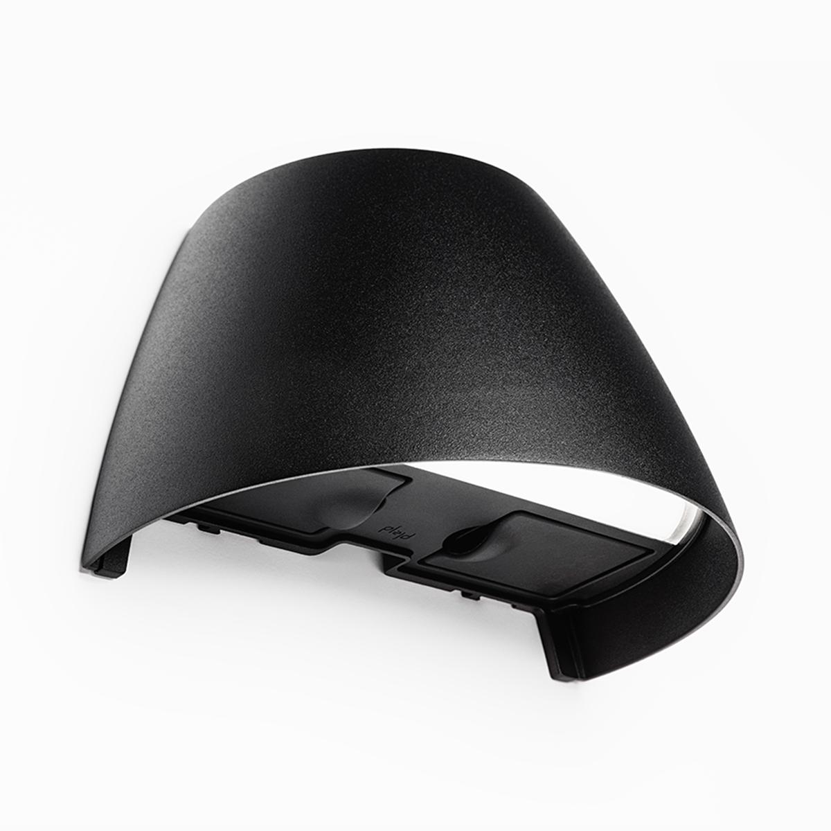 Wandleuchte OUT-02-U mit Steckdose Schwarz Von Plejd - OUT-02-U ist eine smarte Wandleuchte f&uuml;r den Au&szlig;enbereich mit Tunable White und integrierter LED, die sich beispielsweise f&uuml;r die Fassadenbeleuchtung eignet.