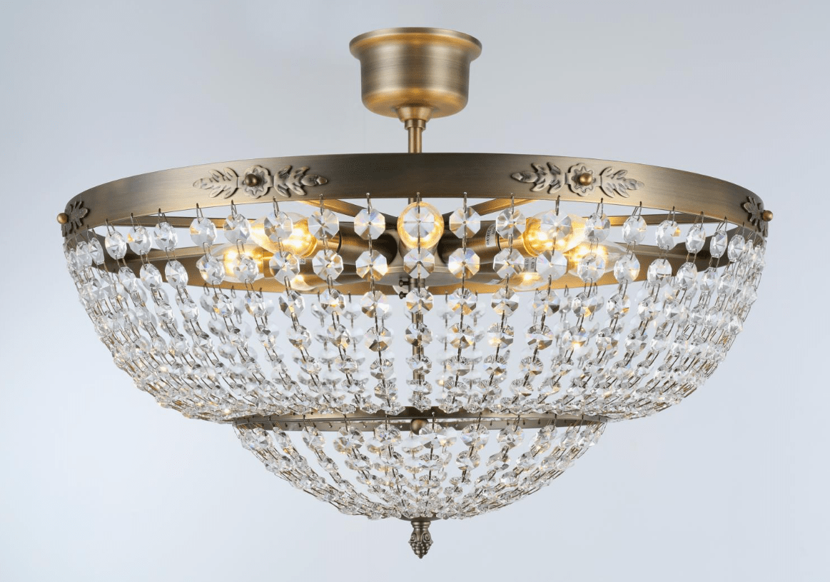 Victoria Ø55 Antikes Messing kristall Von Norrsken Design - Die Deckenleuchte Victoria in Antikmessing strahlt zeitlose Eleganz und Raffinesse aus.