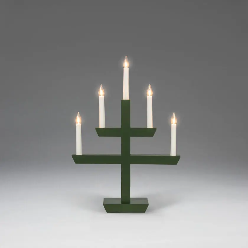 Wooden Candelabra 5 Lights Dunkelgrün Von Konstsmide - mit stilvollem Design und f&uuml;nf wundersch&ouml;n leuchtenden Lichtern.