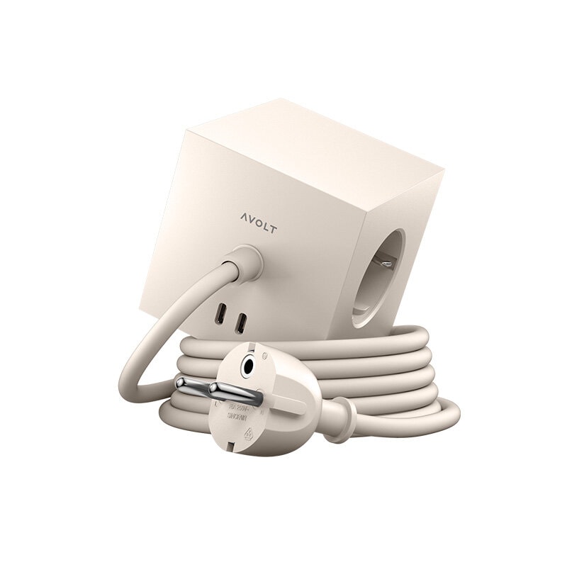 Square 1 with 30W Dual USBC & Magnetic base, 3m Sand Von Avolt - Steckdosenleiste von Avolt im stylischen Design mit langem PVC-Kabel, einem W&uuml;rfel aus recyceltem Kunststoff und einer Magnetplatte an der Unterseite zum Aufh&auml;ngen an der Wand.