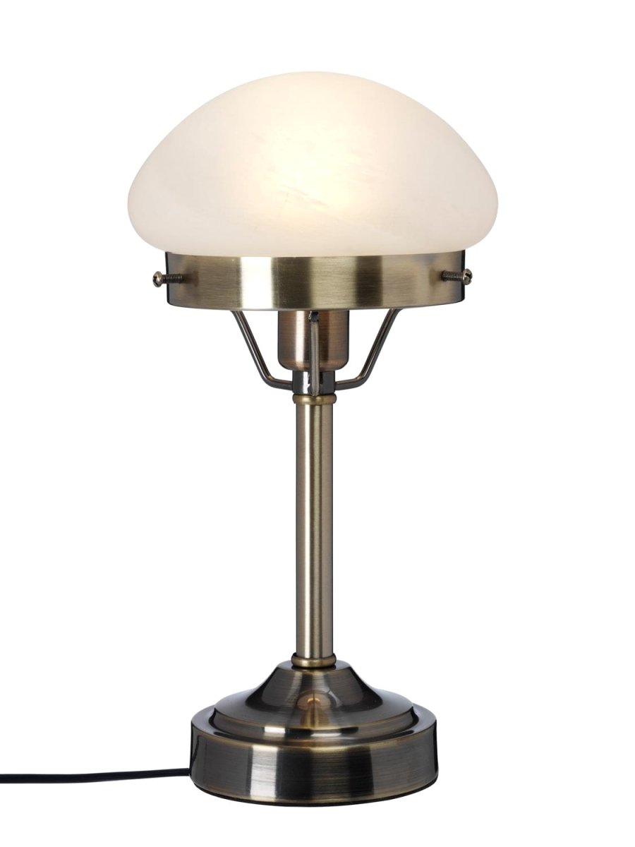 Mini Strindberg 30cm Antikes Messing tischlampe Von Cottex - Mit ihrer robusten Metallkonstruktion und dem Milchglas spendet sie ein sanftes und angenehmes Licht, perfekt für den Nachttisch oder als stilvolles Einrichtungsdetail im Wohnzimmer.