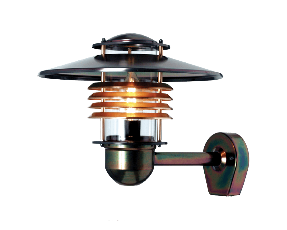 Arnäs Oxidiertes Kupfer außenlampe Von Westal - Arns Wandleuchte ist eine stilvolle Leuchte mit einem runden Lichtmuster und einem klaren Glasschirm, der die Lichtquelle umgibt.