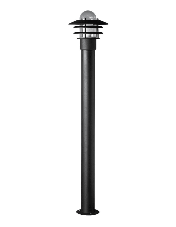 Käpylä 110cm Schwarz pollarleuchten Von Airam - Eine Glaskuppel sch&uuml;tzt die Lichtquelle und lenkt das Licht sowohl nach oben als auch nach unten und zwischen die farblich passenden Stahllamellen der Leuchte.