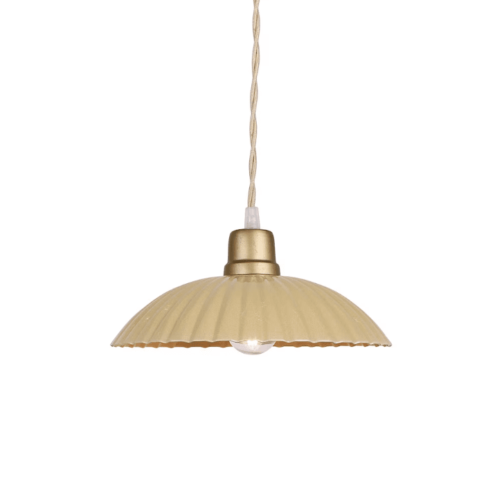 Ingrid Stor Ø24 Gelb fensterlampe Von Strömshaga - Gelbe Deckenleuchte aus Blech mit plissiertem Schirm und naturfarbenem gedrehtem Textilkabel.