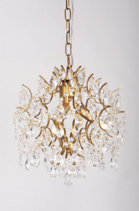 Kate Ø35 Gebürstetes Messing kristall Von Norrsken Design - Der Kate-Kristallleuchter aus gebürstetem Messing ist eine elegante und luxuriöse Leuchte, die Ihren Raum in eine Oase des Glamours verwandelt.