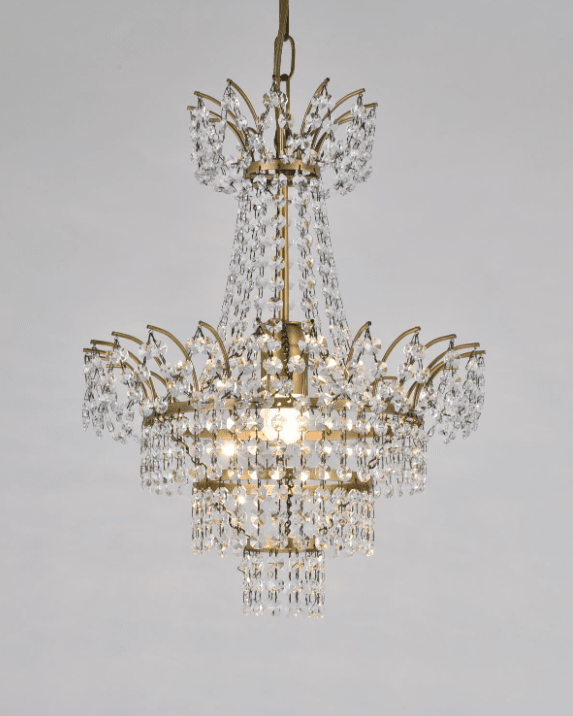 Estelle Ø35 Antikes Messing kristall Von Norrsken Design - Der Estelle-Kristallleuchter in Antikmessing bietet einen klassischen und raffinierten Look mit einem raffinierten Hauch von Antikmessing.