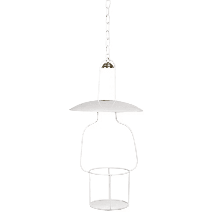 Hanging lantern stand for kerosenelamp 'Straight Big' Weiß Von Strömshaga - St&auml;nder f&uuml;r Petroleumlampe aus wei&szlig; lackiertem Metall mit kleinem Schirm und Messingdetails.