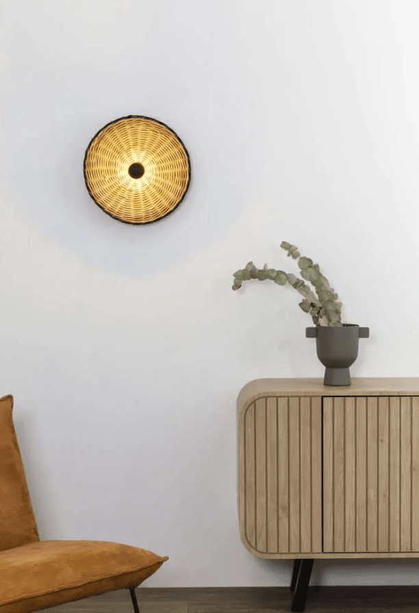 Costas Ø40 Natur wandlampe Von Faro Barcelona - Costas ist eine moderne Wandlampe mit nat&uuml;rlichem Rattanschirm und stilvollem Ausdruck.