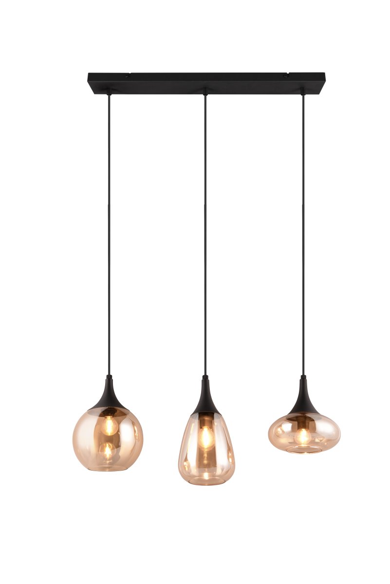 Lumina 68cm Bernstein hängelampe Von Trio Lighting - Die drei unterschiedlich geformten Schirme und die Kombination aus Metall und bernsteinfarbenem Glas erzeugen eine warme und einladende Lichtatmosphäre.
