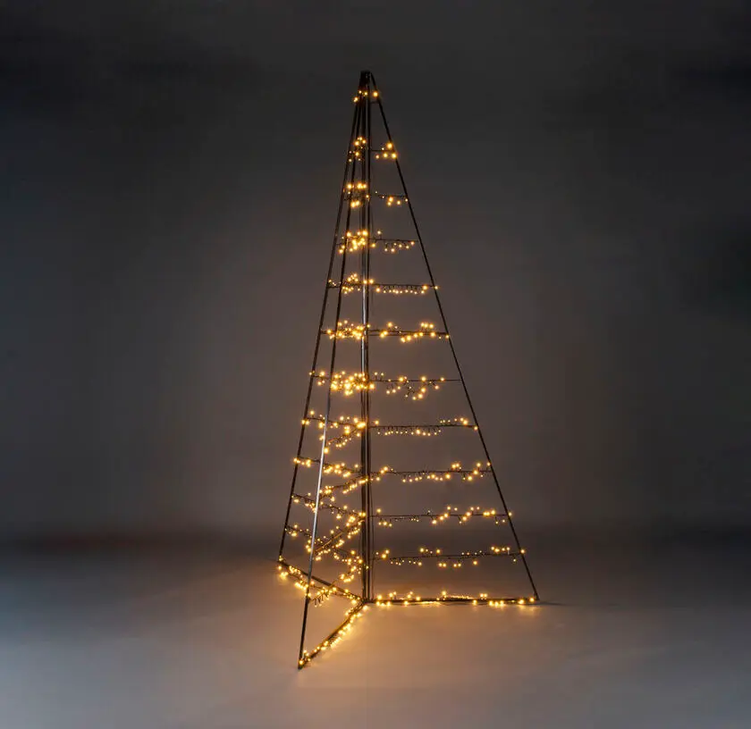 Metalldekoration Pyramide 240cm Schwarz Von Konstsmide - Mit 651 warmen bernsteinfarbenen LED-Lichtern verbreitet es einen eleganten Schein und schafft eine magische Atmosph&auml;re.