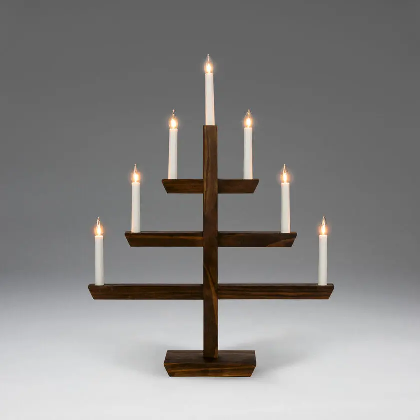 Wooden Candelabra 7 Lights Brauner Fleck Von Konstsmide - Moderner Kerzenst&auml;nder aus braun gebeiztem Holz&auml; mit stilvollem Design und sieben wundersch&ouml;n leuchtenden Lichtern.