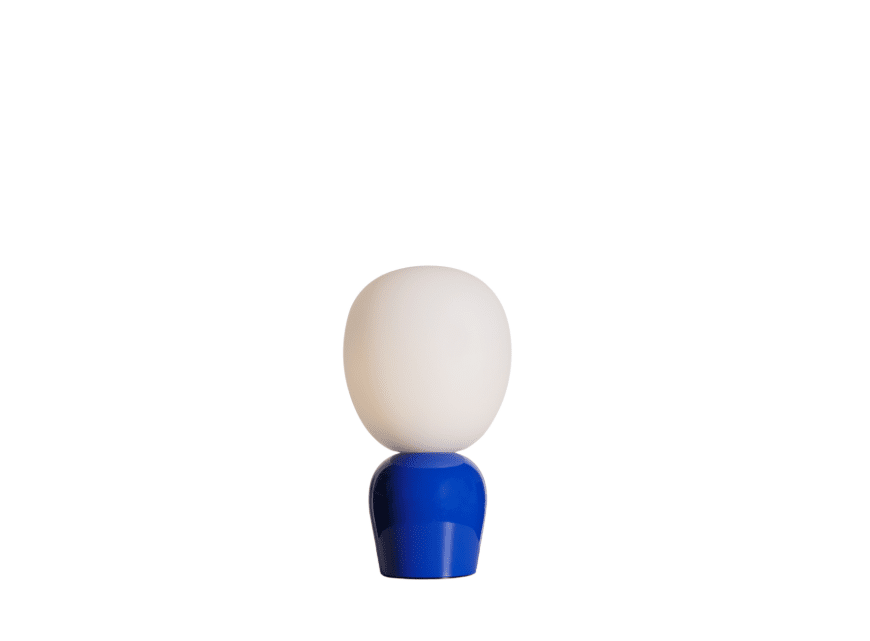 Buddy 34cm Blau tischlampe Von Belid - Mit ihrem gleichm&auml;&szlig;igen Licht und dem raffinierten Design f&uuml;gt sich Buddy harmonisch in jedes Zuhause ein &ndash; ein Begleiter, der Licht und Charakter &uuml;ber Generationen hinweg verbreitet.