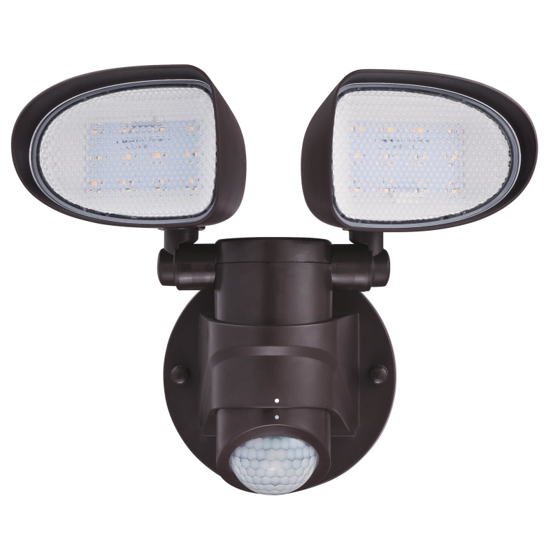 Two-Light Bronze außenlampe Von Westinghouse - Die Leuchte ist mit zwei verstellbaren Lampenköpfen ausgestattet, die sich vertikal um 135 Grad und horizontal um 160 Grad drehen lassen, um einen großen Bereich abzudecken.